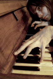 „Groteskowy recital Sebastiana Madejskiego na fortepian i głos